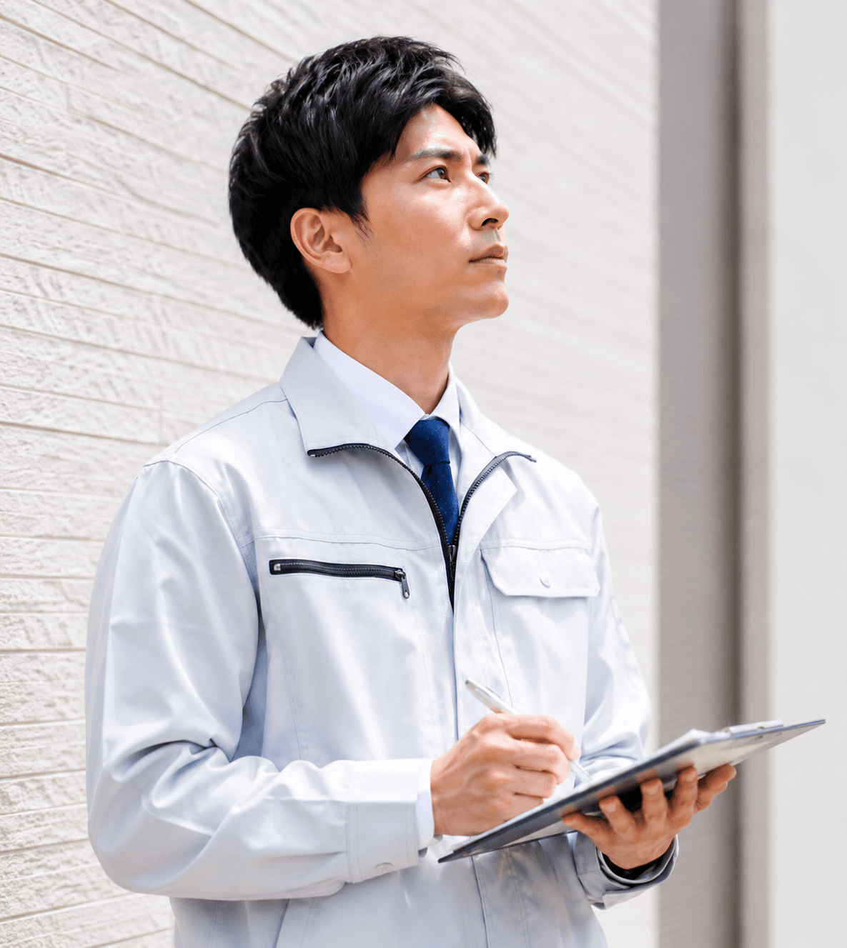 外壁劣化診断士による外壁の劣化診断の様子